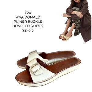 Y2K VTG. WHITE LEATHER BUCKLE DONALD PLINER JEWELED SLIDES FLATS SZ. 6.5